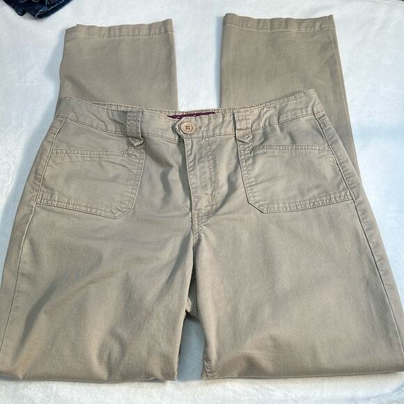 Gloria Vanderbilt Pants - Gloria Vanderbilt Tan Poplin Straight leg Pants. Size 10. EUC. 4 pockets.